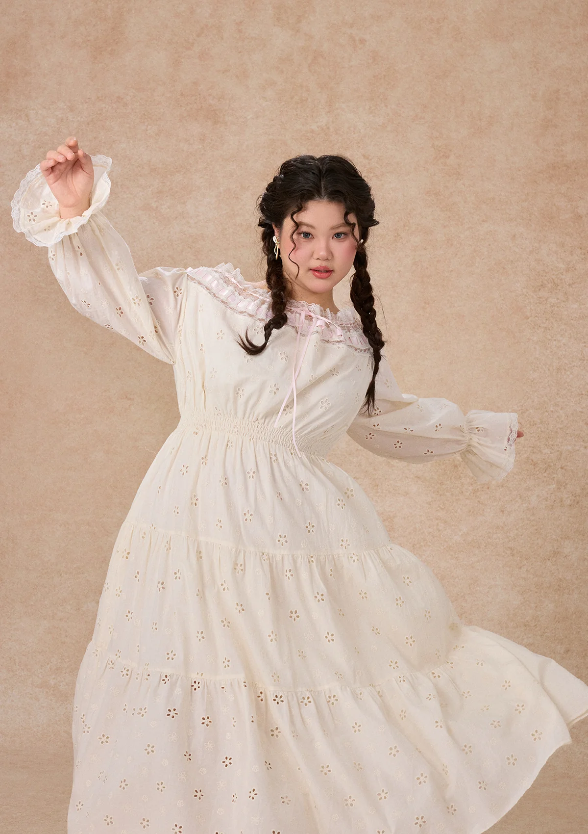 Curve&Plus White Camellia Dress - Image 9