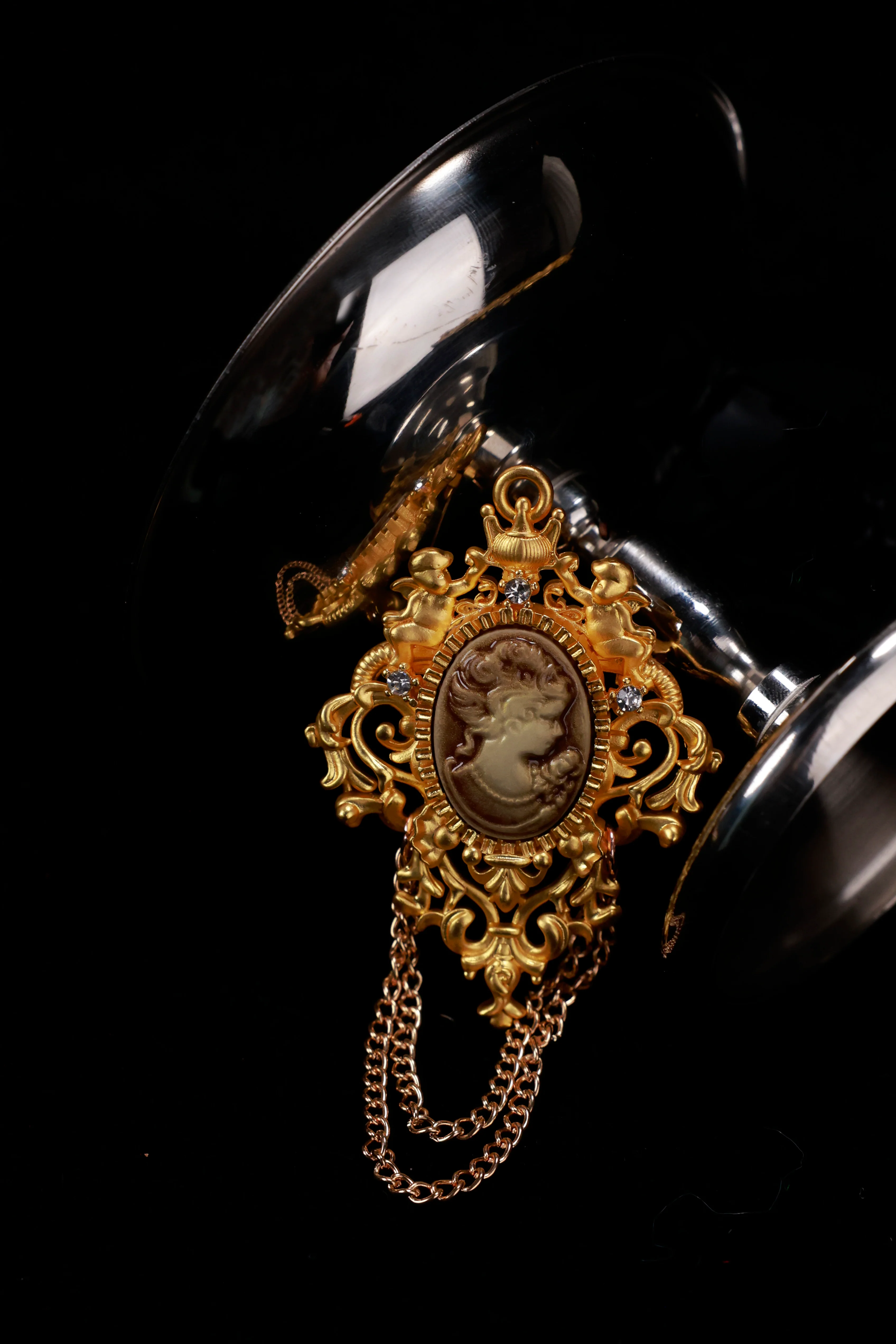 Grape Grinda Brooch - Image 7
