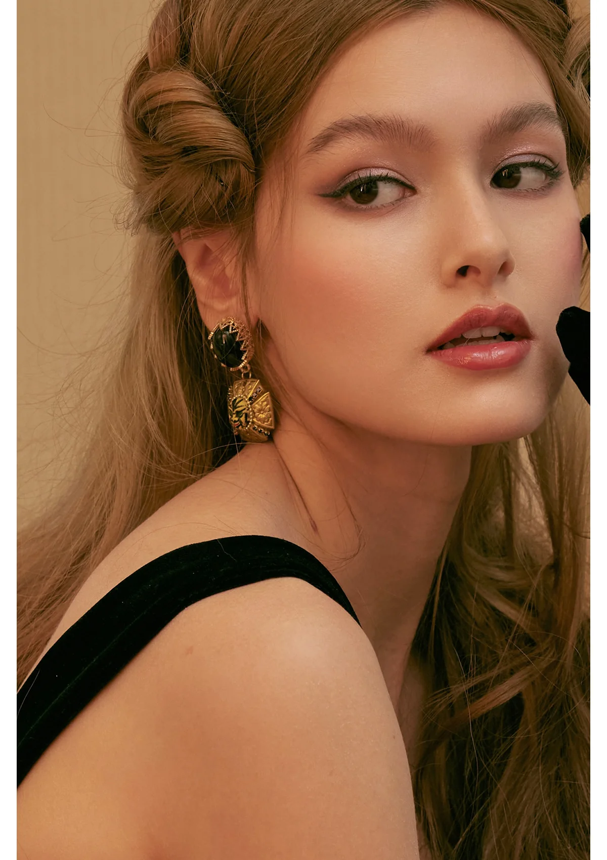 Thorn Black Agate Earring - Image 4